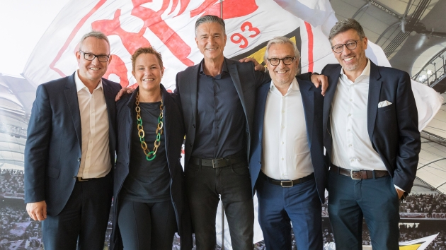Porsche steigt beim VfB Stuttgart ein und fördert den Fußball-Nachwuchs - (v.l.): Alexander Wehrle (VfB Stuttgart), Britta Seeger (Mercedes-Benz), Lutz Meschke (Porsche), Dr. Ralf Hofmann (MHP) und Claus Vogt (VfB Stuttgart) - Quelle: Porsche